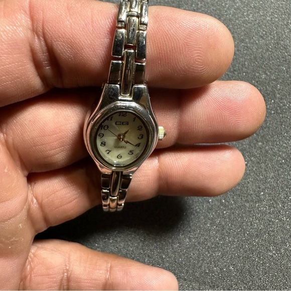 CG Ladies Quartz Watch Silver Tone Mother Of Pearl Dial Working With New Battery - Picture 4 of 8